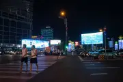 Biển quảng cáo cản trở lối đi gây nhức mắt người dân ở TPHCM