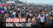 Biển Sầm Sơn cuối tuần đông nghẹt, người dân chen chân tắm biển
