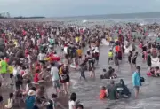 Biển Sầm Sơn 'không còn chỗ trống' giữa đợt nắng nóng cuối tuần