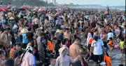 Biển Sầm Sơn đông nghịt người trong ngày nắng nóng đầu hè
