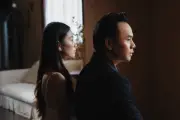 Binz xin lỗi người cũ qua MV 'Hững hờ' giữa tin đồn rạn nứt với Châu Bùi