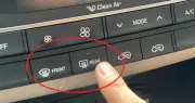 Biểu tượng hình chữ nhật ba mũi tên trên ô tô có tác dụng gì?