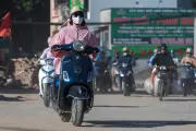 Bóng đá sau cuộc xe đi làm dưới cái nóng như lò than của Hà Nội