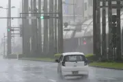 Bão Jangmi gây mưa lớn tại Tokyo sau khi đổ bộ miền Tây Nhật Bản