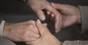 Bảo Nam chê mẹ kế keo kiệt tới nghẹn lòng khi xem cuốn sổ nhỏ