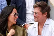 Brad Pitt phong độ rạng rỡ bên bạn gái kém 29 tuổi tại Roland Garros