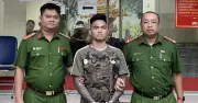 Bắt giữ thanh niên xăm trổ vác điếu cày đánh người trên phố ở Hà Nội