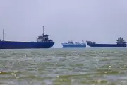 Bắt đầu sơ tán 11.000 thủy thủ mắc kẹt ở eo biển Hormuz
