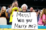 Cụ bà 100 tuổi cổ vũ Messi ở World Cup 2026 gây bão mạng