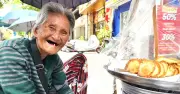 Cụ bà 83 tuổi bán bánh vỡ òa khi tâm nguyện đưa tro cốt con vào chùa thành hiện thực