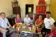 Cụ bà khuyết tật ở Lạng Sơn vui mừng trong căn nhà mới