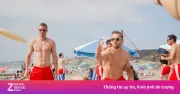 Cơ bắp tuyển Thụy Sĩ 'đốt mắt' fan trên bãi biển trước thềm World Cup 2026