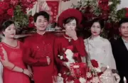 Cô dâu khóc nức nở khi bố mẹ cùng dự đám cưới sau 11 năm ly hôn