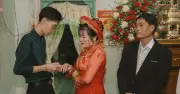 Cô dâu U50 xúc động trước lời chúc phúc của con trai chồng
