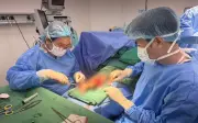 Cô gái 21 tuổi suýt mất cả chân sau tai nạn giao thông được cứu bằng kỹ thuật lấy da từ da đầu