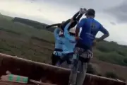 Cô gái nhảy bungee tử vong vì nhân viên quên móc dây an toàn ở Brazil