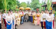 Cô gái tặng trang sức cho cha và mẹ kế trong đám cưới người Khmer