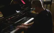 Cú lao đầu xuống hồ bơi biến người đàn ông thành thiên tài piano