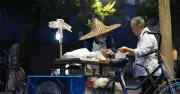 Cụ ông 92 tuổi bán bánh ú 2.000 đồng suốt 20 năm ở Trung Quốc