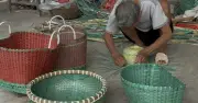 Cụ ông 95 tuổi đan giỏ kiếm tiền, gây sốt mạng xã hội