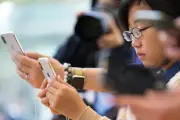 Có nên cấm trẻ em sử dụng mạng xã hội? Bộ trưởng đề xuất quy định kiểm soát