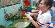 Cả xóm ở TP.HCM thức xuyên đêm gói hàng trăm ngàn chiếc bánh ú đón Tết Đoan Ngọ