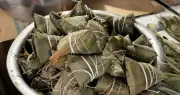 Cửa hàng bán hơn 600 chiếc bánh mỗi ngày, khách xếp hàng 2 tiếng chờ mua
