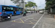 Cửa ngõ Nam Sài Gòn: Xe dừng mua hàng chắn làn rẽ phải gây kẹt xe