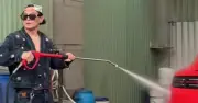 Ca sĩ Lâm Hùng 49 tuổi: Kinh tế khó khăn, tôi phải rửa xe kiếm tiền