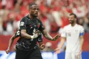 Canada 2-0 Qatar (H1): Chủ nhà thắng hoa đối thủ nhận thẻ đỏ