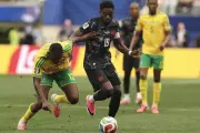 Canada thắng Nam Phi 1-0 nhờ bàn thắng phút bù giờ