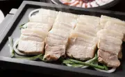 Cách luộc thịt trắng đẹp, mềm ngọt chỉ với 5 bước đơn giản