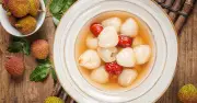 Cách ăn vải đúng cách và 3 món ngon từ vải