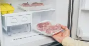 Cách rã đông thực phẩm an toàn nhất: Không để ở nhiệt độ phòng