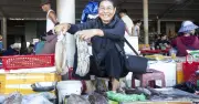 Chợ cá Cửa Tùng tấp nập du khách mua hải sản tươi ngon mỗi chiều