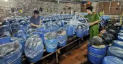 Chủ cơ sở tuồn gần 1.000 tấn gia dụng ngâm nước ra thị trường