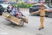 Chở hàng cồng kềnh bị CSGT xử lý, loạt tài xế nói 'do phải mưu sinh'