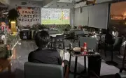 Chủ quán cà phê Hàng Châu chuẩn bị World Cup nhưng không có khách