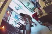 Chủ quán cà phê ngủ quên, khách chờ 30 phút rồi lao vào phụ dọn hàng