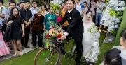 Chú rể Ninh Bình rước dâu bằng xe đạp gây sốt mạng xã hội