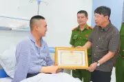 Chủ tịch Hải Phòng tặng Bằng khen cho cán bộ công an dũng cảm cứu người
