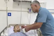Cha già bật khóc cầu cứu khi con thiểu năng có nguy cơ cắt chân vì tiểu đường