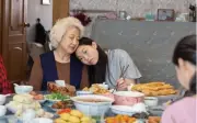 Cha mẹ nghỉ hưu vẫn phải nuôi ngược con cái: Nghịch cảnh gây tranh cãi