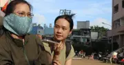 Cha mẹ ngồi ngoài cổng trường thi, thấp thỏm chờ con hoàn thành bài thi tốt nghiệp THPT 2026