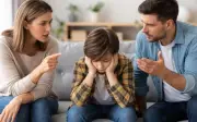 Cha mẹ thường nói 4 điều này khiến con tổn thương và xa cách