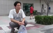 Cha nghèo bắt con làm thêm suốt 4 năm đại học, ngày tốt nghiệp cả hai mới nhận ra sai lầm quá muộn