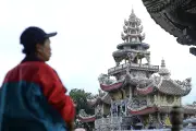 Chùa Ve Chai Đà Lạt: Kiến trúc độc đáo từ hàng ngàn mảnh chai vỡ