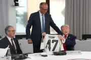 Chiến lược ngoại giao khéo léo của châu Âu qua chiếc áo tặng Tổng thống Trump