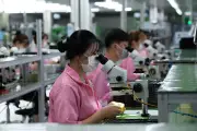 Chiến lược sống còn 'tăng trưởng 2 con số' trước bẫy chưa giàu đã già