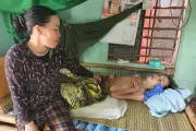 Chăm chồng năm một chỗ, gồng gánh nuôi 2 con ăn học, người phụ nữ kiệt sức